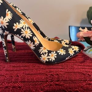 Dark blue pump with white flowers